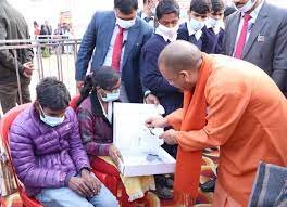 Lucknow News: सीएम योगी ने बच्चों में वितरित किए कंबल, जरूरत की सामग्री भी वितरित की 1 13 40