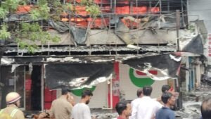 UP News: बाराबंकी में ऑटो पार्ट्स की दुकान में भीषण आग, दो किलोमीटर दूर तक दिखा धुएं का गुबार 2 WhatsApp Image 2026 07 18 at 16.29.02