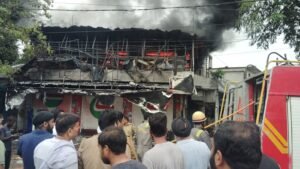 UP News: बाराबंकी में ऑटो पार्ट्स की दुकान में भीषण आग, दो किलोमीटर दूर तक दिखा धुएं का गुबार 1 WhatsApp Image 2026 07 18 at 16.29.03 1