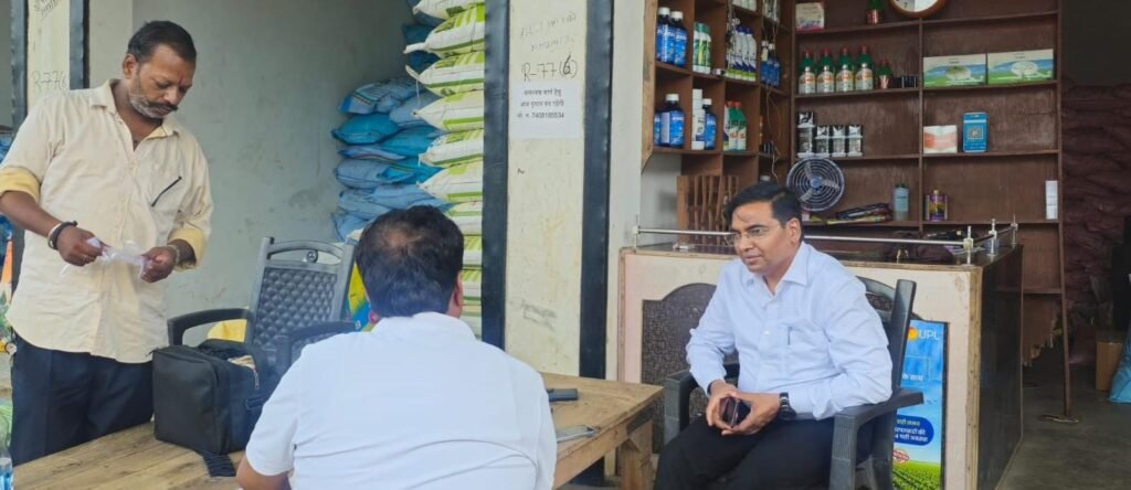 Barabanki News: बाराबंकी में खाद दुकानों पर ताबड़तोड़ छापेमारी, 53 केंद्रों की जांच; 2 को नोटिस 1 WhatsApp Image 2026 08 08 at 12.22.17 PM