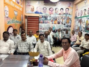 UP News: शिक्षकों ने विधायक को सौंपा मुख्यमंत्री के नाम ज्ञापन, स्वजन के निधन पर 15 दिन विशेष अवकाश की उठी मांग 1 WhatsApp Image 2026 08 31 at 10.29.18 1