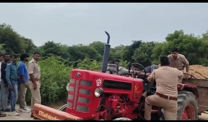 Jalaun News: जालौन में दर्दनाक हादसा: मिट्टी से भरा ट्रैक्टर अनियंत्रित होकर पलटा, चालक की मौके पर मौत ! 1 WhatsApp Image 2026 10 16 at 4.50.28 PM