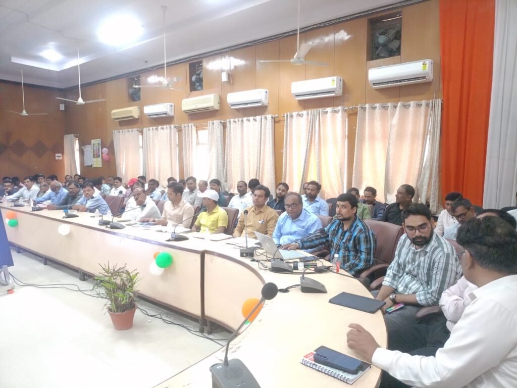 Barabanki News: लखनऊ खंड स्नातक एवं शिक्षक निर्वाचन-2026: मतदान कार्मिकों का द्वितीय प्रशिक्षण सम्पन्न ! 1 WhatsApp Image 2026 10 18 at 8.05.44 AM