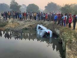 Lucknow Road Accident: तेज रफ्तार कार बेकाबू होकर नाले में गिरी, चार दोस्तों की मौत, एक घायल 1 download 1 49