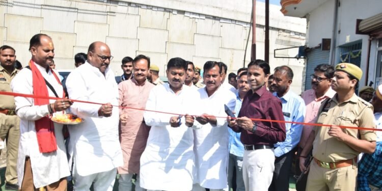 Lakhimpur: केंद्रीय मंत्री ने किया डायट, पीएस राजापुर तक सीसी रोड का लोकार्पण 1 Lakhimpur: केंद्रीय मंत्री ने किया डायट, पीएस राजापुर तक सीसी रोड का लोकार्पण