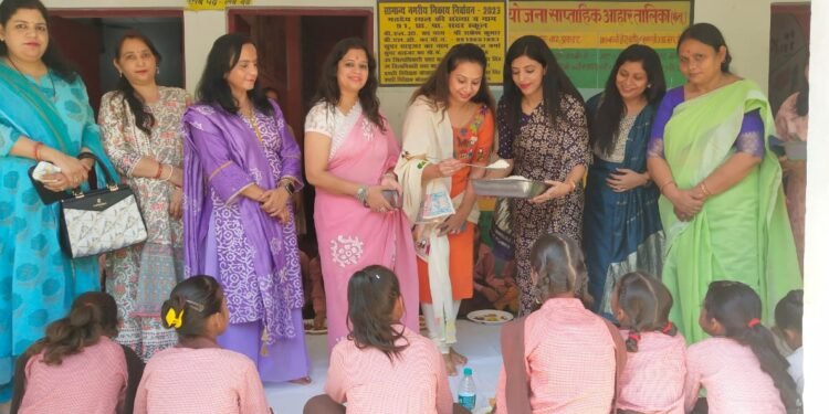 Lakhimpur: डीएम ने नवरात्रि पर परिषदीय विद्यालय की छात्राओं को कन्या भोज कराया 1 Lakhimpur: डीएम ने नवरात्रि पर परिषदीय विद्यालय की छात्राओं को कन्या भोज कराया