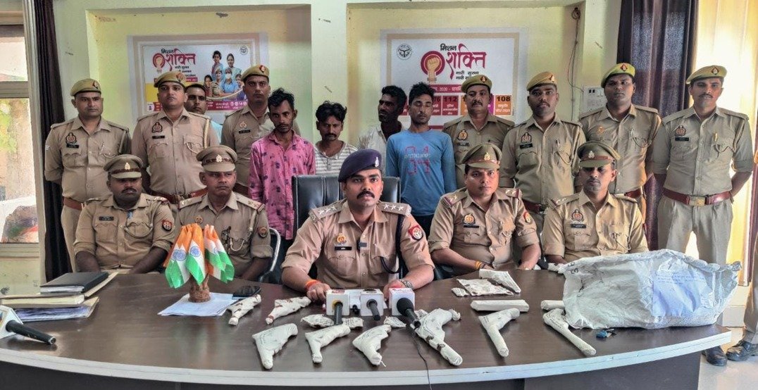 Lakhimpur kheri: अवैध शस्त्र-कारतूस, शस्त्र बनाने के उपकरण व नशीले पदार्थ के साथ 04 अभियुक्त गिरफ्तार