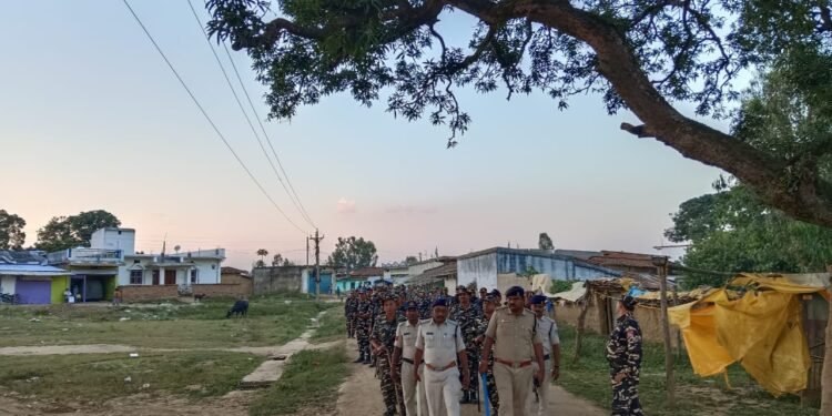 Madhya Pradesh: जिले में कानून व्यवस्था बनाए रखने के लिए जैतपुर थाना क्षेत्र में फ्लैग मार्च