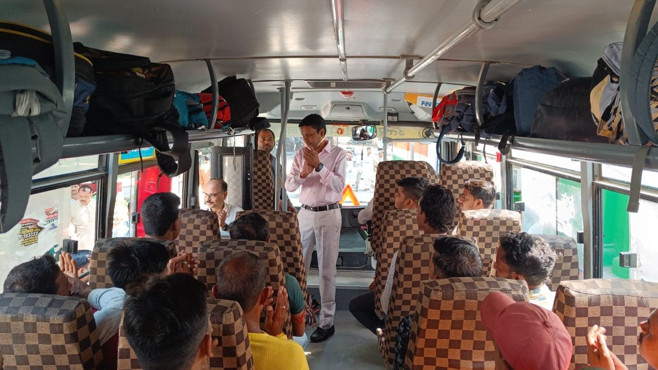 Lakhimpur Kheri: लखीमपुर खीरी में 35 आपदा मित्र लखनऊ में प्रशिक्षण के लिए रवाना