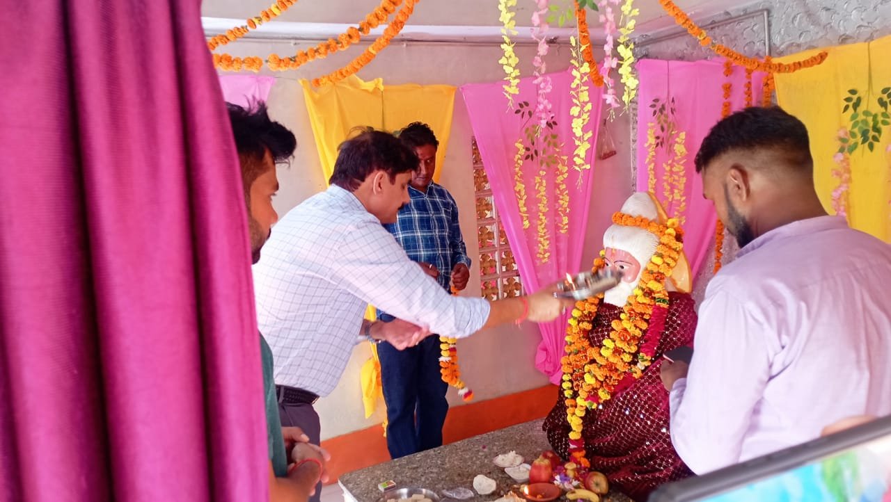 Lakhimpur news: मंदिरों में दीपदान के साथ हुआ वाल्मीकि रामायण का पाठ, सीडीओ ने किया महर्षि वाल्मीकि जी की प्रतिमा का माल्यार्पण