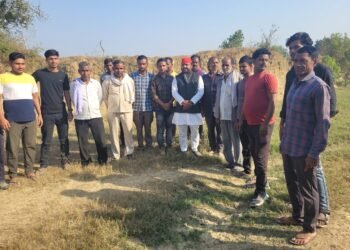Raebareli: सपा विधायक राहुल लोधी ने गांव के लोगों की समस्या सुनकर बनवाया संपर्क मार्ग
