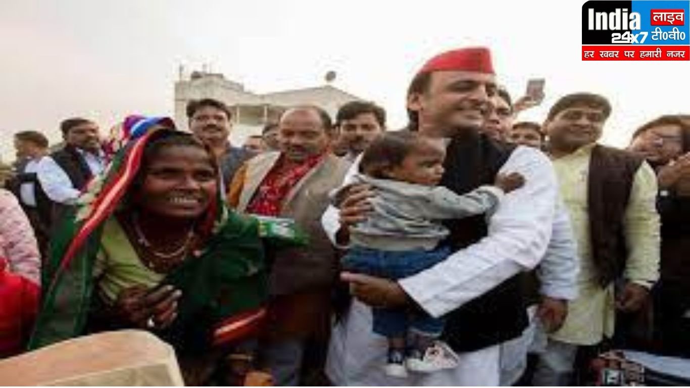 demonetisation: अखिलेश यादव ने 'खजांची' का जन्मदिन मनाया, पढ़ाई का पूरा खर्च उठा रहे हैं