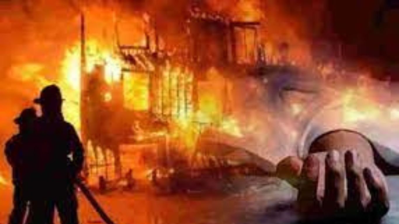 Bihar Fire: बिहार के मोतिहारी में शॉर्ट-सर्किट से दो मंजिला मकान में लगी आग, झुलसने से तीन की मौत
