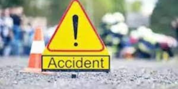 Agra News: आगरा में रफ्तार का कहर, चार दुकानों को रौंदती हुई बस पेड़ से टकरायी, चालक की मौत