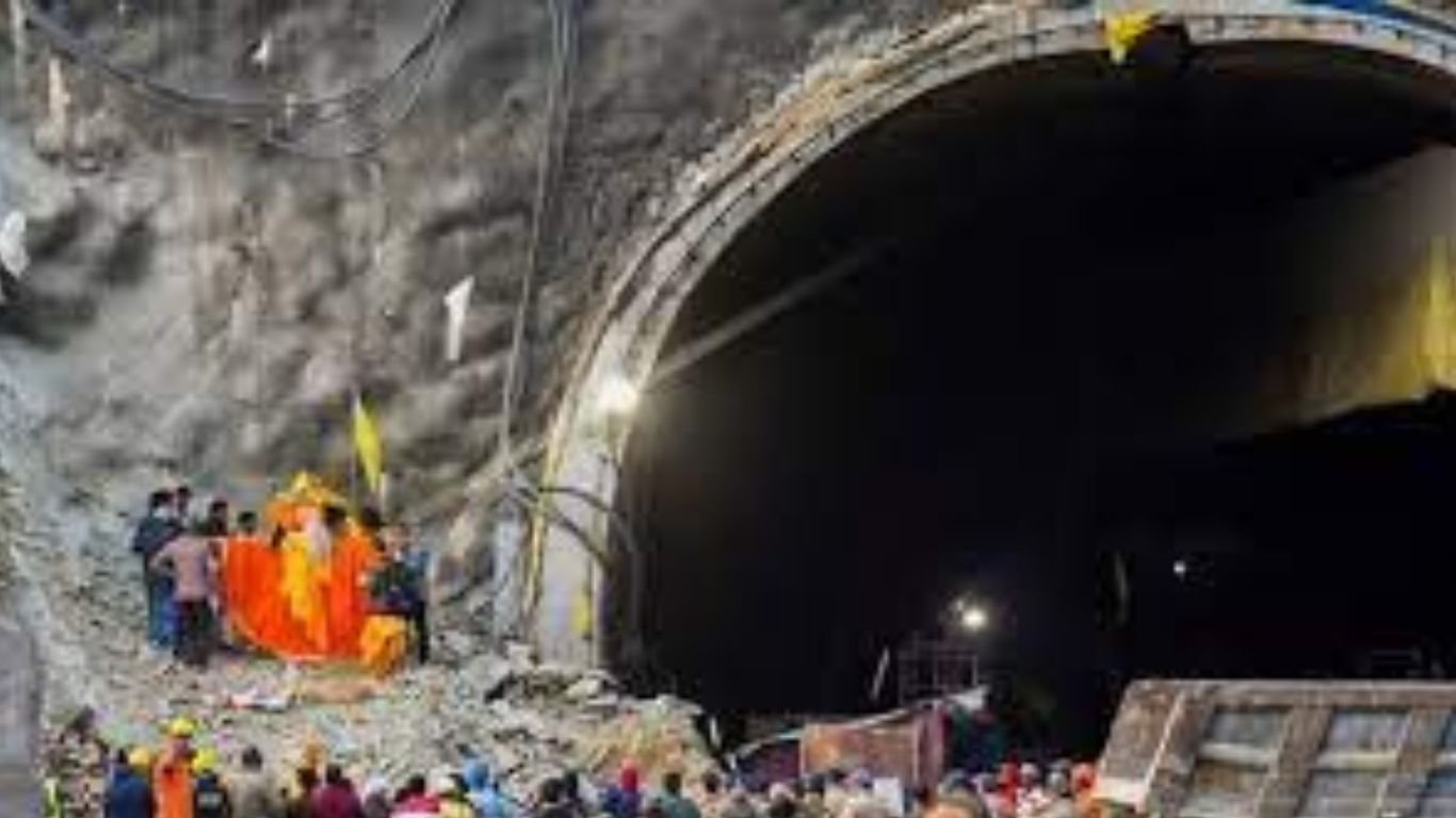 Uttarakhand Tunnel Rescue: सुरंग की खुदाई पूरी हुई, थोड़ी देर में बाहर आएंगे 41 मजदूर, इंतजार में खड़ीं एंबुलेंस