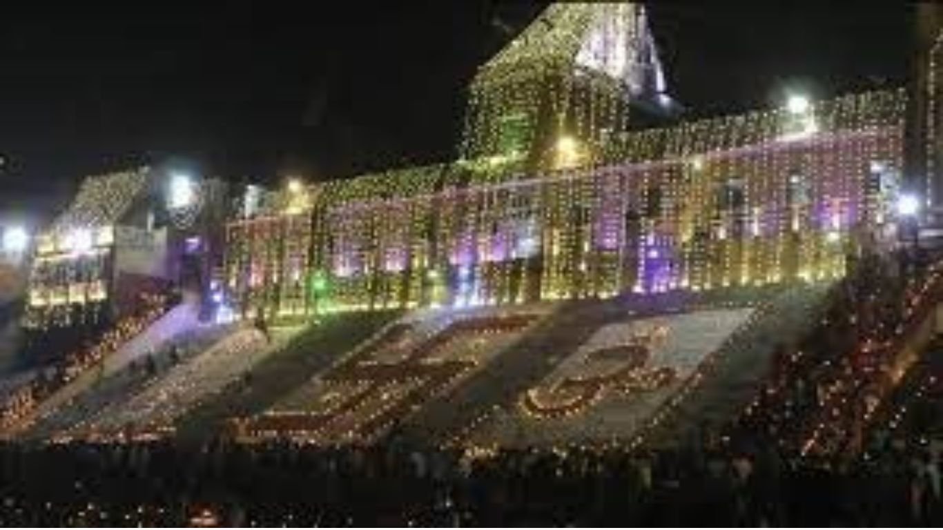 Dev Deepawali: देव दीपावली पर आज 12 लाख दीपों से रोशन होंगे काशी के घाट