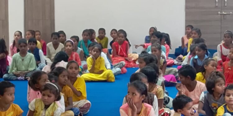 Sitapur: सीतापुर के महमूदाबाद में 111 कन्याओं को भोज पर आमंत्रित कर लिया आशीर्वाद