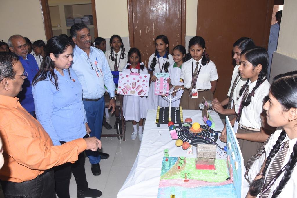 Renukoot: एबीआईसी, रेणुकूट में लगाई गयी विज्ञान प्रदर्शनी “सॉयस्टॉर्म”