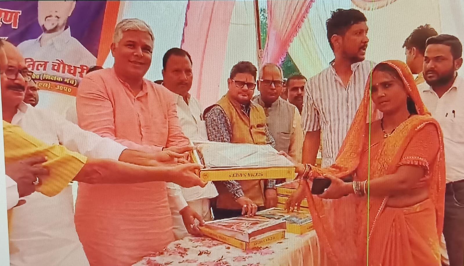 Siddharthnagar: पकड़ी स्थिति ग्रामोदय इण्टर कॉलेज में पूर्व प्रबंधक स्व० श्रीमती प्रभावती देवी की मनाई गई द्वितीय पुण्यतिथि, 400 से अधिक लोगों में वितरित हुई साड़ी