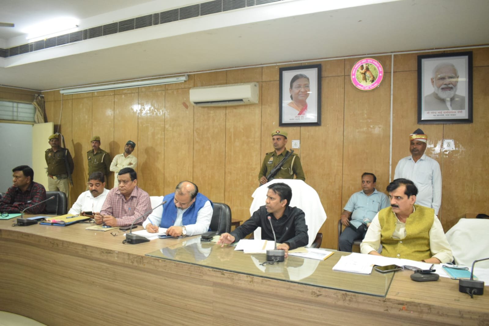 Lakhimpur: 50 लाख से अधिक लागत की परियोजनाओं की समीक्षा, डीएम ने दिए निर्देश
