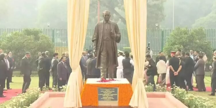 Constitution Day 2023. सुप्रीम कोर्ट परिसर में लगी डॉ भीमराव अंबेडकर की 7 फीट ऊंची प्रतिमा, राष्ट्रपति मुर्मू ने किया अनावरण