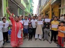 Ballia News: अनोखा विरोध ,बलिया में बंदरों के आतंक से परेशान लोगों ने किया हनुमान चालीसा का पाठ 1 image 115