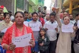Ballia News: अनोखा विरोध ,बलिया में बंदरों के आतंक से परेशान लोगों ने किया हनुमान चालीसा का पाठ 2 image 116