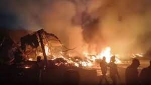 Etawah News: इटावा के मंडी परिसर में लगी भीषण आग, कई दुकानें जलकर खाक 1 image 56