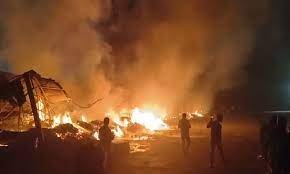 Etawah News: इटावा के मंडी परिसर में लगी भीषण आग, कई दुकानें जलकर खाक 3 image 58
