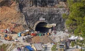 Silkyara Tunnel Rescue: उत्तराखंड के ऑगर मशीन खराब होने से झटका, अब वर्टिकल ड्रिलिंग की तैयारियां, रोज नई चुनौतियों से लंबा हो रहा इंतजार 1 image 82
