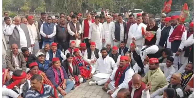 Sant Kabir Nagar News: समाजवादी पार्टी ने सांसदों के निलंबन के विरोध में प्रदेशभर में प्रदर्शन किया