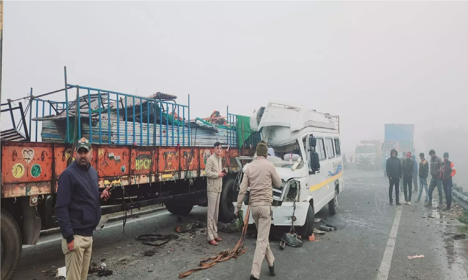 Jhansi News: बागेश्वर धाम से आ रही बस हादसे का शिकार, दो की मौके पर मौत, 17 घायल