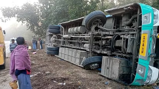 Chhattisgarh News: छत्तीसगढ़ में सड़क हादसा; बस पलटने से 3 यात्रियों की मौत, 16 घायल 1 Chhattisgarh News: छत्तीसगढ़ में सड़क हादसा; बस पलटने से 3 यात्रियों की मौत, 16 घायल