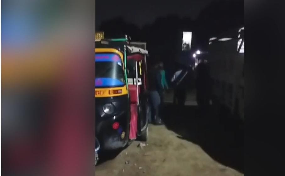 UP News: नशे में धुत युवक ने खुद को DM का ड्राइवर बताकर झाड़ रहा था रौब, युवकों ने कर दी पिटाई, वीडियो वायरल 2 71cd5ffd 17a3 400a b9e7 639d6a161ade