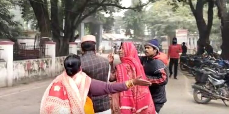 Ballia News: महिलाओं ने नेताजी को चप्पलों से पीटा! वजह जान चौंक जाएंगे आप