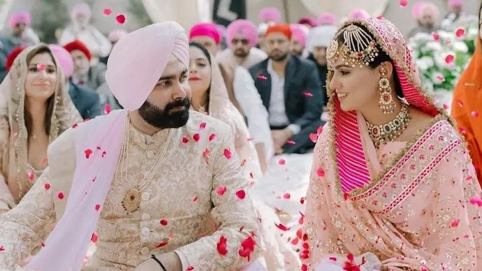 Navjot Singh Sidhu Son Marriage news : कांग्रेस नेता नवजोत सिंह सिद्धू के बेटे करन ने गुरुद्वारे में रचाई शादी, गुलाबी लहंगे में दुल्हनिया ने गिराई बिजली