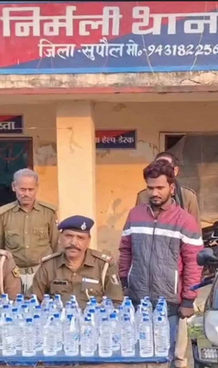 Bihar News: चोरी की बाइक पर फर्जी नंबर लगाकर 90 बोतल शराब के साथ तस्कर गिरफ्तार