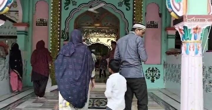 MP News: तलाम में बाबा फरीद की दरगाह पर लगा मेला, हिन्दू-मुस्लिम सभी मेला में शामिल 1 रतलाम: तलाम में बाबा फरीद की दरगाह पर लगा मेला, हिन्दू-मुस्लिम सभी मेला में शामिल