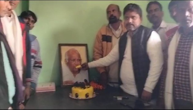 Sitapur: सीतापुर में एनसीपी के राष्ट्रीय अध्यक्ष शरद पवार का 88वां जन्मदिन धूमधाम से मनाया गया