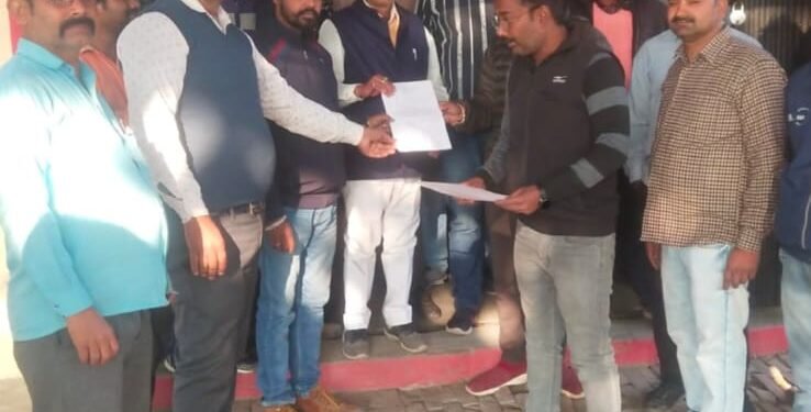 Uttar Pradesh: सरजू सहकारी चीनी मिल बेलरायां में जाम की समस्या, व्यापारियों ने मिल के मुख्य गन्ना अधिकारी को सौंपा ज्ञापन