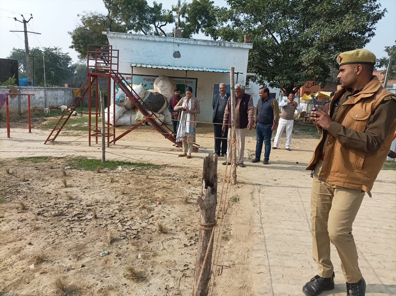रायबरेली: मुख्य विकास अधिकारी ने किया आकस्मिक निरीक्षण, गौशाला में पर्याप्त भूसा, मजदूरों को मिल चुका है मानदेय