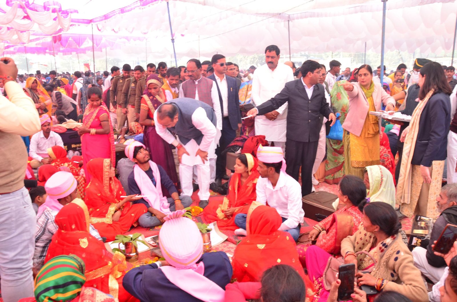 Raebareli: मुख्यमंत्री सामूहिक विवाह योजना के अंतर्गत 290 जोड़ों का विवाह सकुशल संपन्न
