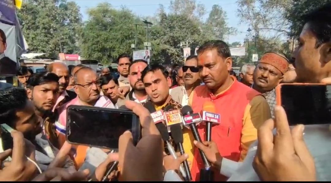 Sitapur: मोदी राठौर युवा सेना ने जिला अधिकारी को सौंपा ज्ञापन