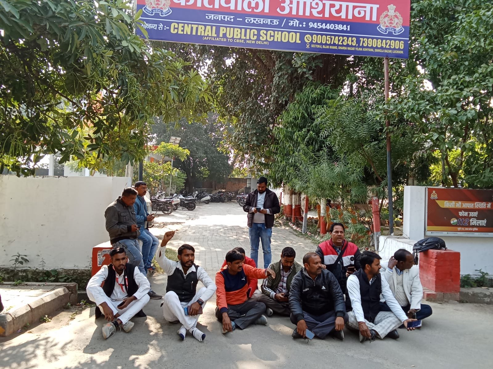 Lucknow: पत्रकारों ने टीएसआई आसिफ अख्तर को बर्खास्त कर मुकदमा करने की मांग की