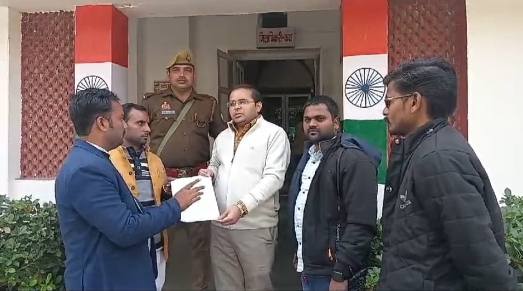 Sitapur: महोली पुलिस द्वारा पत्रकार से दुर्व्यवहार को लेकर नाराज पत्रकारों ने सीतापुर जिलाधिकारी को सौंपा ज्ञापन