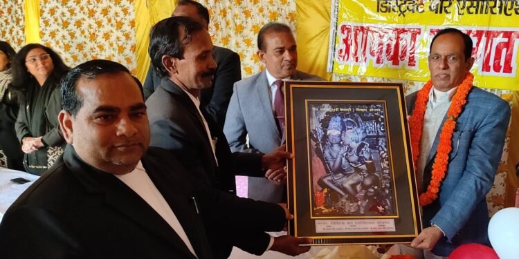 Sonbhadra: जिला जज को दी गई भावभीनी विदाई डिस्ट्रिक्ट बार एसोसिएशन सभागार में हुआ आयोजन