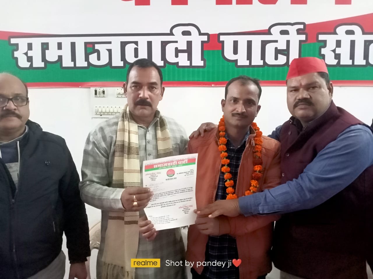Sitapur: सीतापुर में समाजवादी पार्टी द्वारा कार्यकर्ताओं को दिए गए मनोनित पत्र