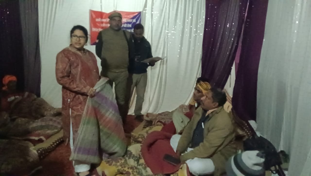 Mirzapur: शीत लहर से बचाव के लिए जिलाधिकारी ने ली रैन बसेरों की जानकारी