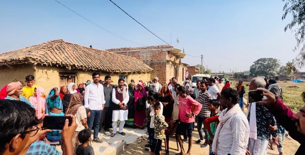 Bihar: खुर्दे गांव में वृद्धजनों को कंबल का वितरण
