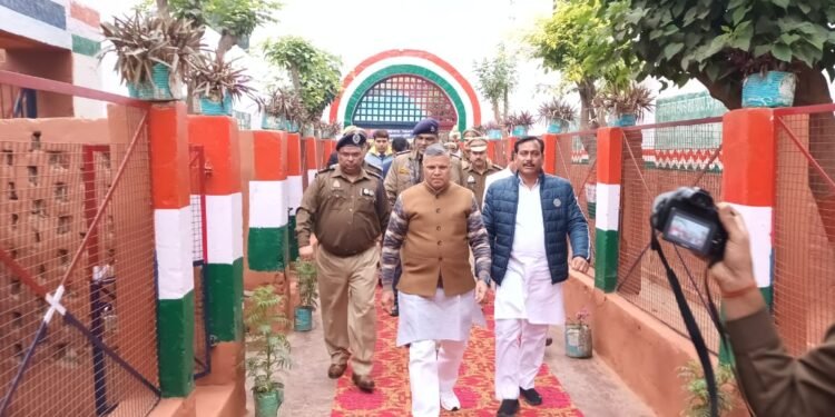 Lakhimpur: कारागार मंत्री ने विधायक सदर के साथ कैदियों को बांटे कंबल, कहा- संकल्प लो, गलत काम नहीं करोगे 1 Lakhimpur: कारागार मंत्री ने विधायक सदर के साथ कैदियों को बांटे कंबल, कहा- संकल्प लो, गलत काम नहीं करोगे